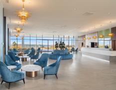 Lobby mit türkisen Stühlen im Hotel Sirius