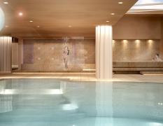 Zwei Gäste im Wellnessbereich mit Innenpool im Lifeclass-Komplex