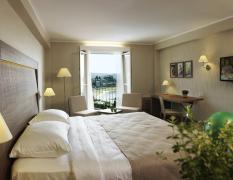 Ein Doppelzimmer mit Balkon und Blick zum Meer im Hotel Apollo