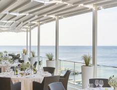 Restaurant im Freien direkt mit Meerblick vom Kempinski Hotel Adriatic aus