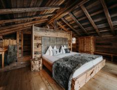 Blick in ein Doppelzimmer in einem Chalet im Chaletdorf Auszeit