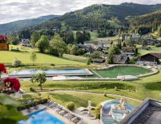 Aussenansicht mit den Aussenbecken des Thermenhotels Pulverer