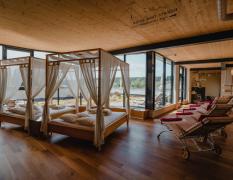Wellnessbereich mit Ruheraum im Vitalreich des Garten-Hotels Ochensberger