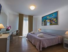 Beispiel eines Doppelzimmers mit Holzboden im Hotel Meridianus