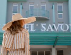 Eine Dame vor dem Eingangsbereich des Hotels Savoy Grado