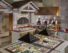 Buffet im Grand Hotel Terme und Spa mit Live-Küche und drei Köchen