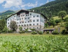 Frontalansicht des Hotels Drei Zinnen und der umliegenden Landschaft