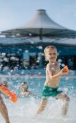 Kinder spielen im Aussenpool der Therme Laa - Hotel und Silent Spa