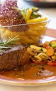 Rinderfiletsteak mit Beilagen und Dekoration im Restaurant des Hotels Kirchheimerhof