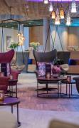 Blick in die Lounge mit unterschiedlichen Sitzmöglichkeiten und Hängesesseln im Sportresort Alpenblick