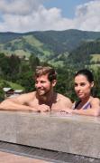 Ein Paar genießt den Aussenpool im Sporthotel Wagrain