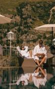 Ein Gästepaar am Aussenpool im Gourmet und Wine Hotel Austria