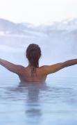 Eine Dame im Pool des Das Hohe Salve Sportresorts