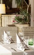 Blick in das Restaurant mit gedeckten Tischen im Raffls Hotel