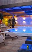 Hallenbad mit stimmungsvoller Beleuchtung im Parkhotel Igls