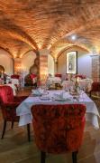 Restaurant mit Gewölbe und eingedeckten Tischen im Verwöhnhotel Kristall