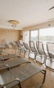 Hotel das Eisenberg, Wellnessbereich mit Liegen mit Blick in die Landschaft