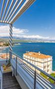 Blick von einem Balkon des Hotels Astoria Opatija an die Küste