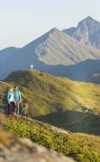 Ein Paar genießt das Wandern in der Nähe des Hotels Das KATSCHBERG
