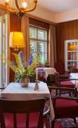 Blick in die gemütliche Halle mit Sitzmöglichkeiten im Hotel Drei Zinnen