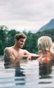 Ein Paar im Aussenpool mit Blick in den Ort im EurothermenResort Bad Ischl Hotel Royal