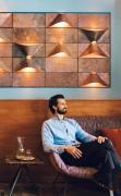 Ein Gast sitzt in der Lounge des Hotela und Villa Auersperg Salzburg