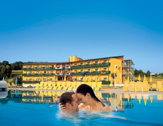 Aussenansicht mit Pool des Thermenhotels PuchasPLUS