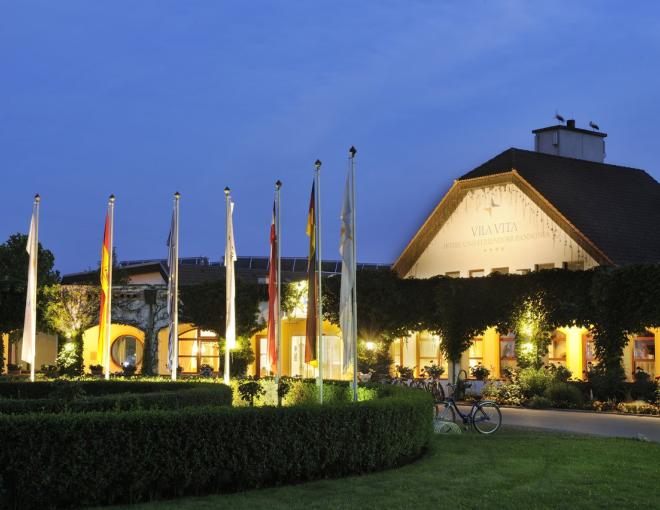Aussenansicht am Abend der VILA VITA Pannonia