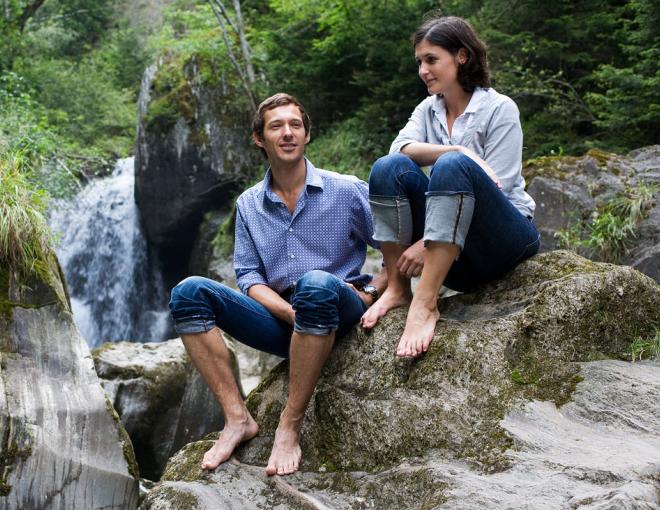 Ein Pärchen genießt die Natur in der Nähe des Hotels Die Schrothkur