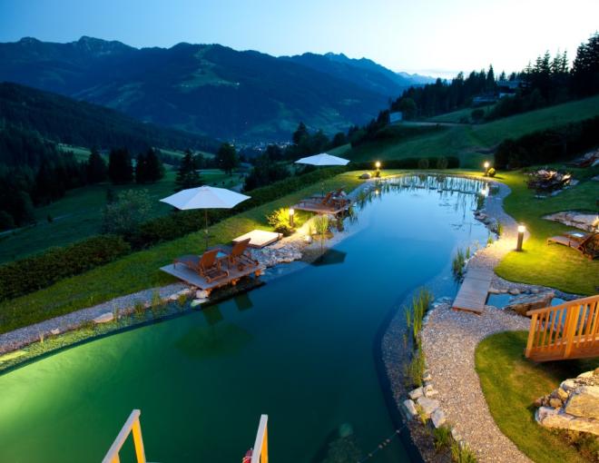 Aussenpool bei Nacht im Naturhotel Edelweiss Wagrain