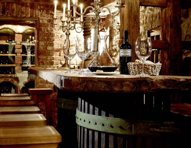 Blick in den Weinkeller mit Bar im Hotel Grossarler Hof