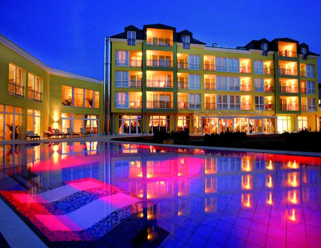 Aussenansicht des Parkhotels Bad Schallerbach mit Aussenpool in Abendstimmung