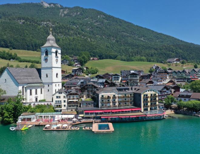 Aussenansicht des Romantik Hotels Im Weissen Rössl mit Wolfgangsee