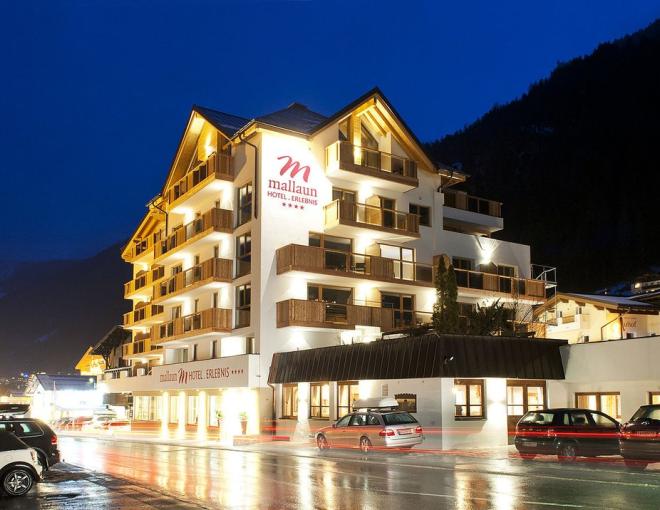 Aussenansicht bei Nacht des Mallaun Hotels