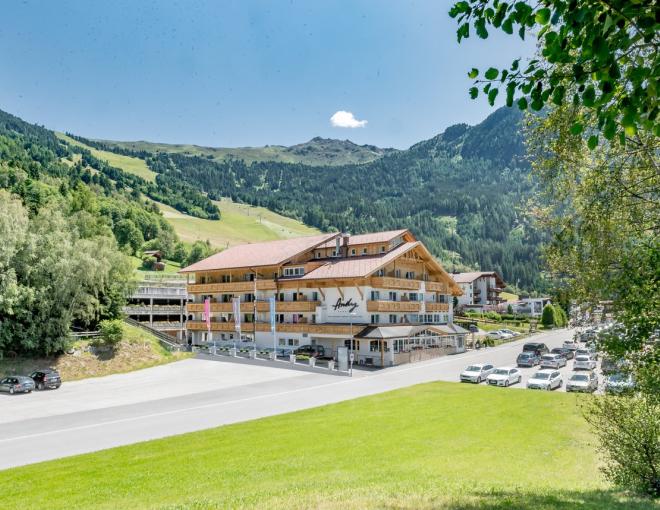Blick auf das Hotel Apartment Andy und die umliegenden Berge