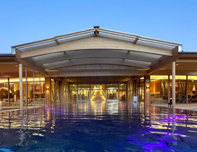 Aussenansicht des Spabereiches mit Aussenpool im RETTER Bio-Natur-Resort