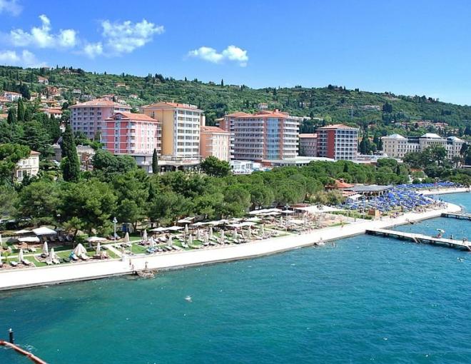 Blick auf den Küstenabschnitt mit den Lifeclass Hotels und dem Hotel Apollo