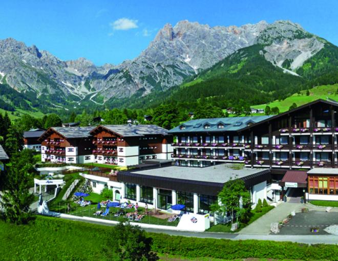 Panoramablick über das Marco Polo Alpina Familien- und Sporthotel und die umliegenden Berge