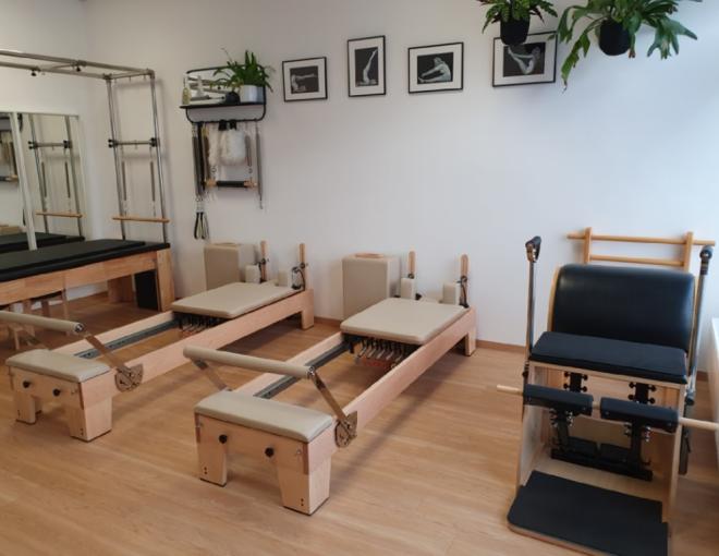 Blick auf die Pilates-Geräte in der Pilates Sonnenterrasse