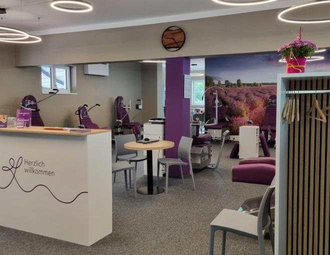 Empfangsbereich im Feelgood Eben mit viel Licht