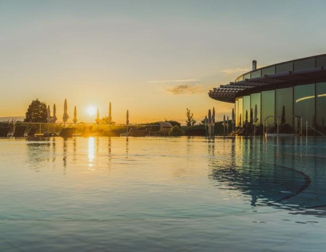 Aussenansicht des Pools in Abendstimmung des Reiters Supreme Hotel