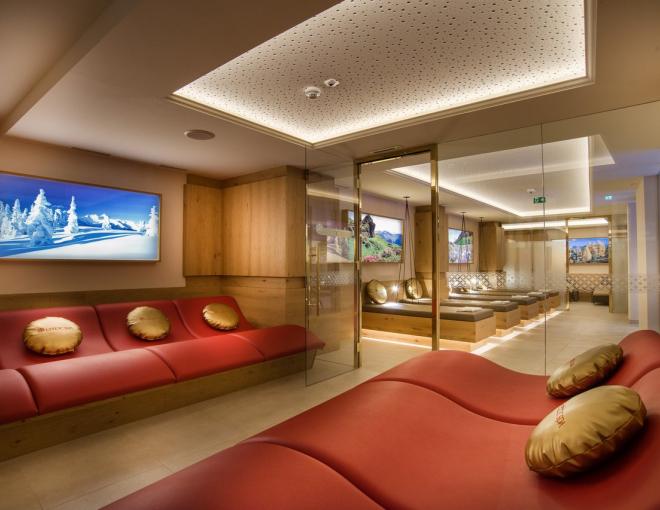 Ruheraum mit Entspannungsliegen im Wellnessbereich des Hotels Norica