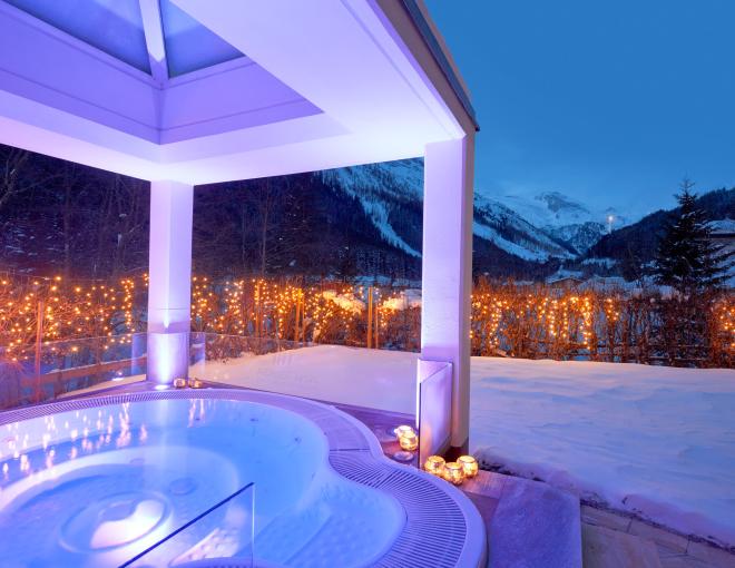 Whirlpool im Aussenbereich im Winter im Adler InnTyrol Mountain Resort