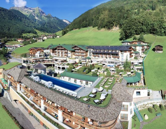 Aussenansicht des STOCK Resorts im Sommer