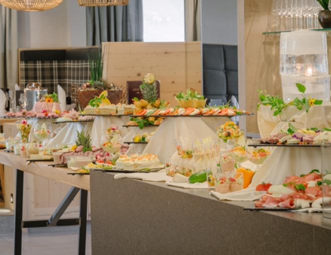 Blick auf das Vorspeisenbuffet im Restaurant des Aktivhotels Alpendorf