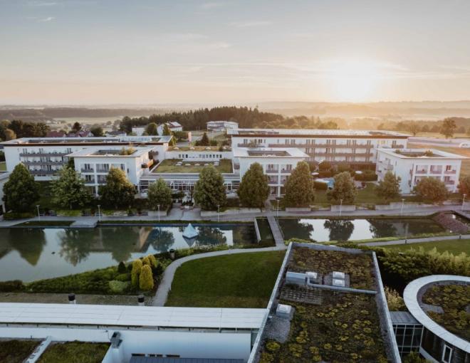Aussenansicht in Abendstimmung des Spa Resort Geinberg