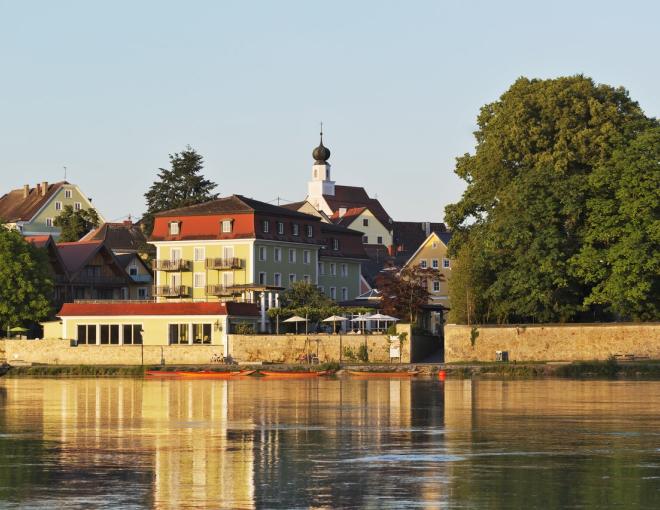 Aussenansicht des Gesundheitshotels Gugerbauer direkt am Fluss Inn