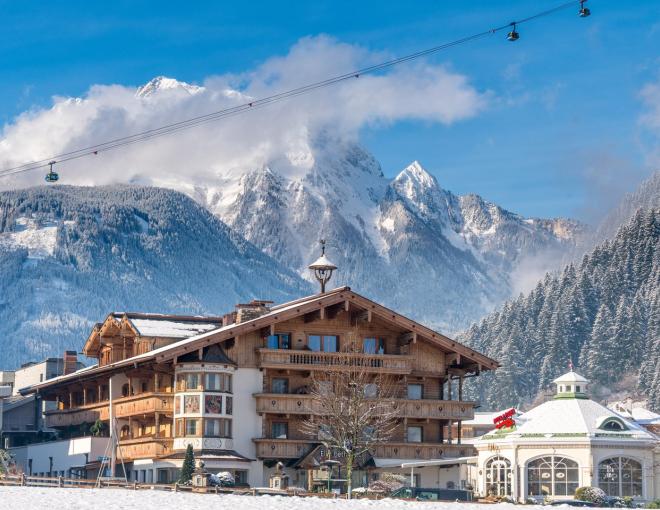 Aussenansicht des ElisabethHotels im Winter