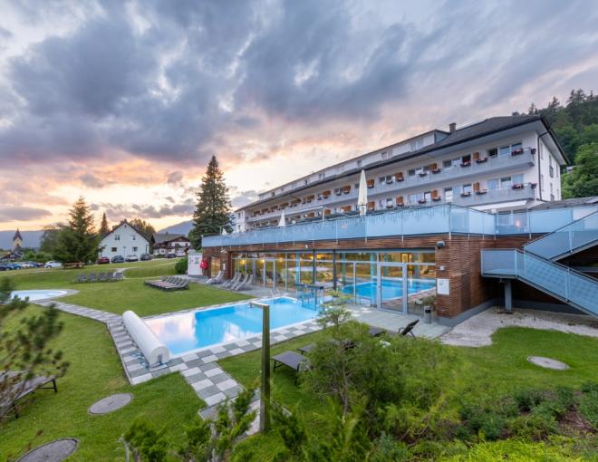 Aussenansicht mit Pools und Garten des Hotel-Restaurants Grimmingblick
