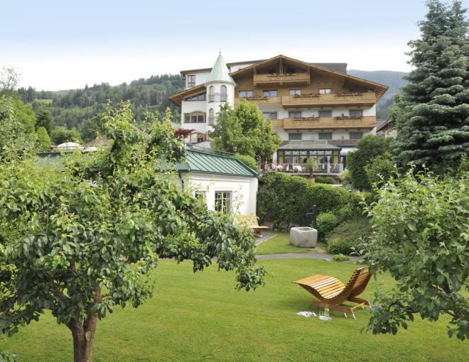 Aussenansicht des Hotels Herrschaftstaverne mit dem umgebenden Garten
